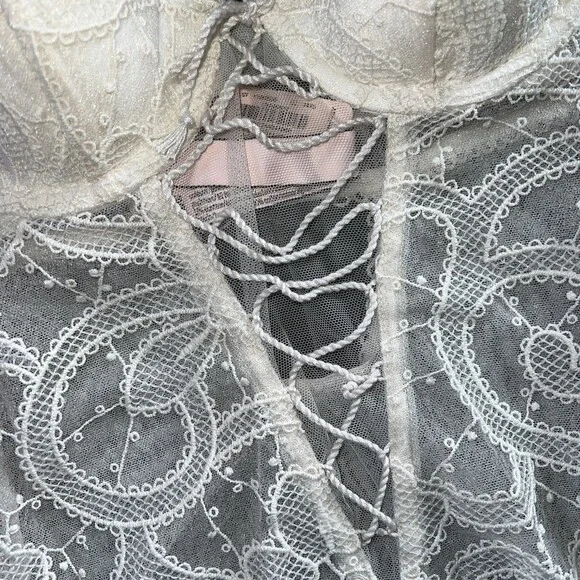 Victoria's Secret 32B TEDDY ONE-PIECE BODYSUIT COCONUT WHITE FLORAL EMBROIDERY - Picture 3 of 7